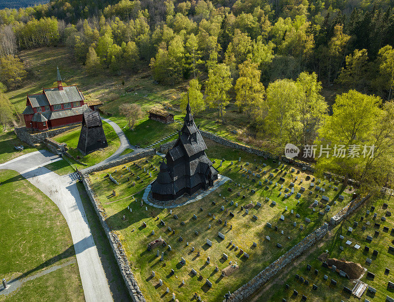 Borgund Stave Church和周围乡村的鸟瞰图